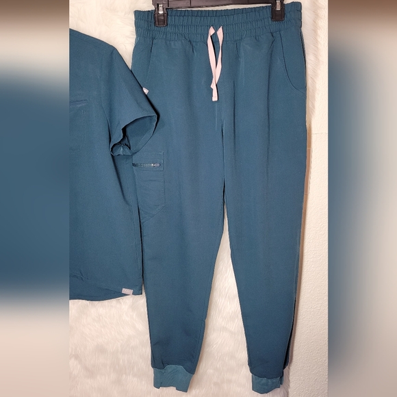 FIGS Jogger Teal Scrub Set - Picture 3 of 10
